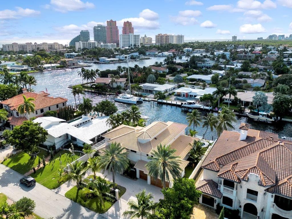 Oceanfront view of Ocean Manor Beach Resort on Galt Ocean Mile