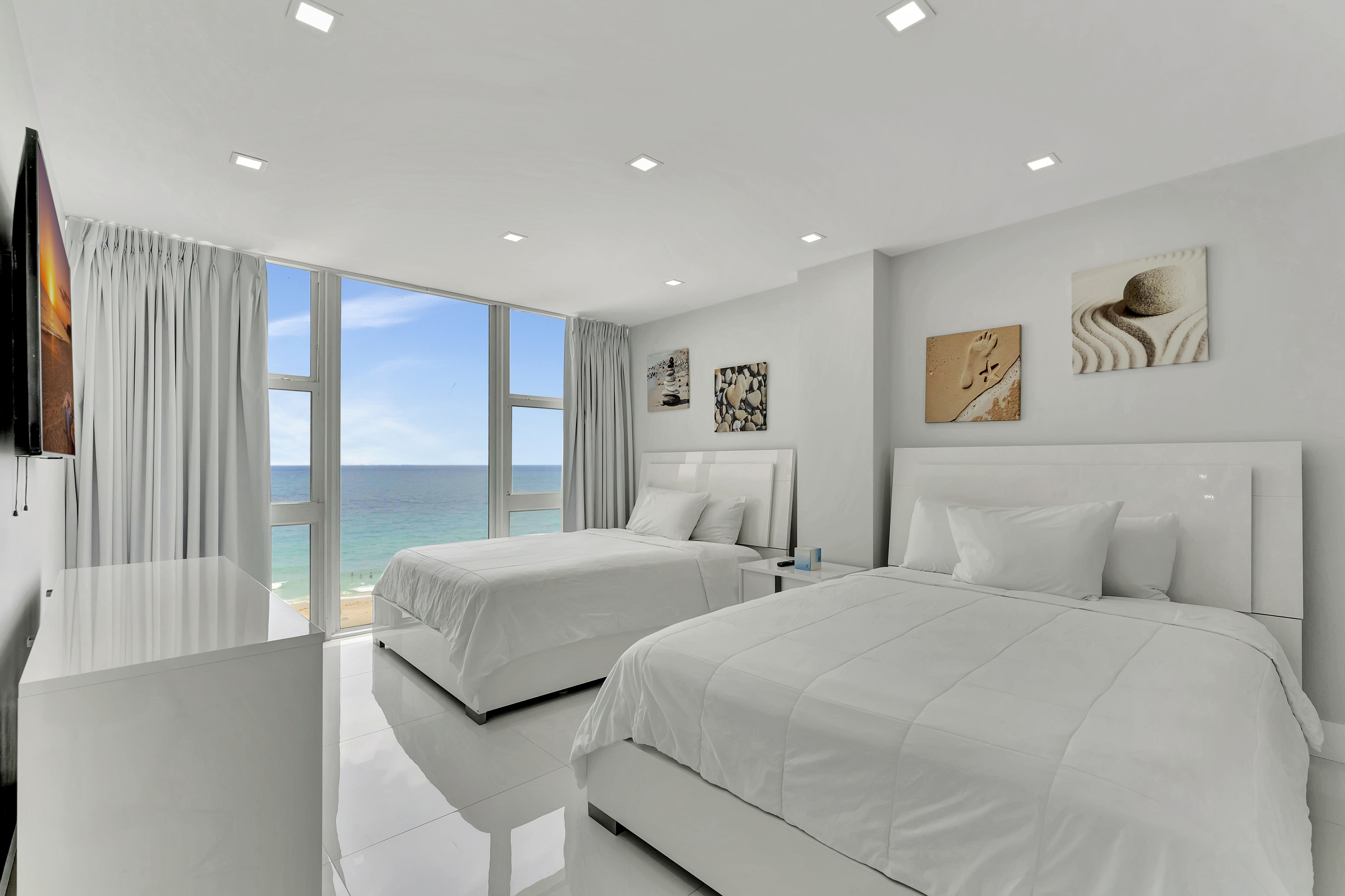 1 Bedroom Suite bedroom with twin beds configuration and ocean views