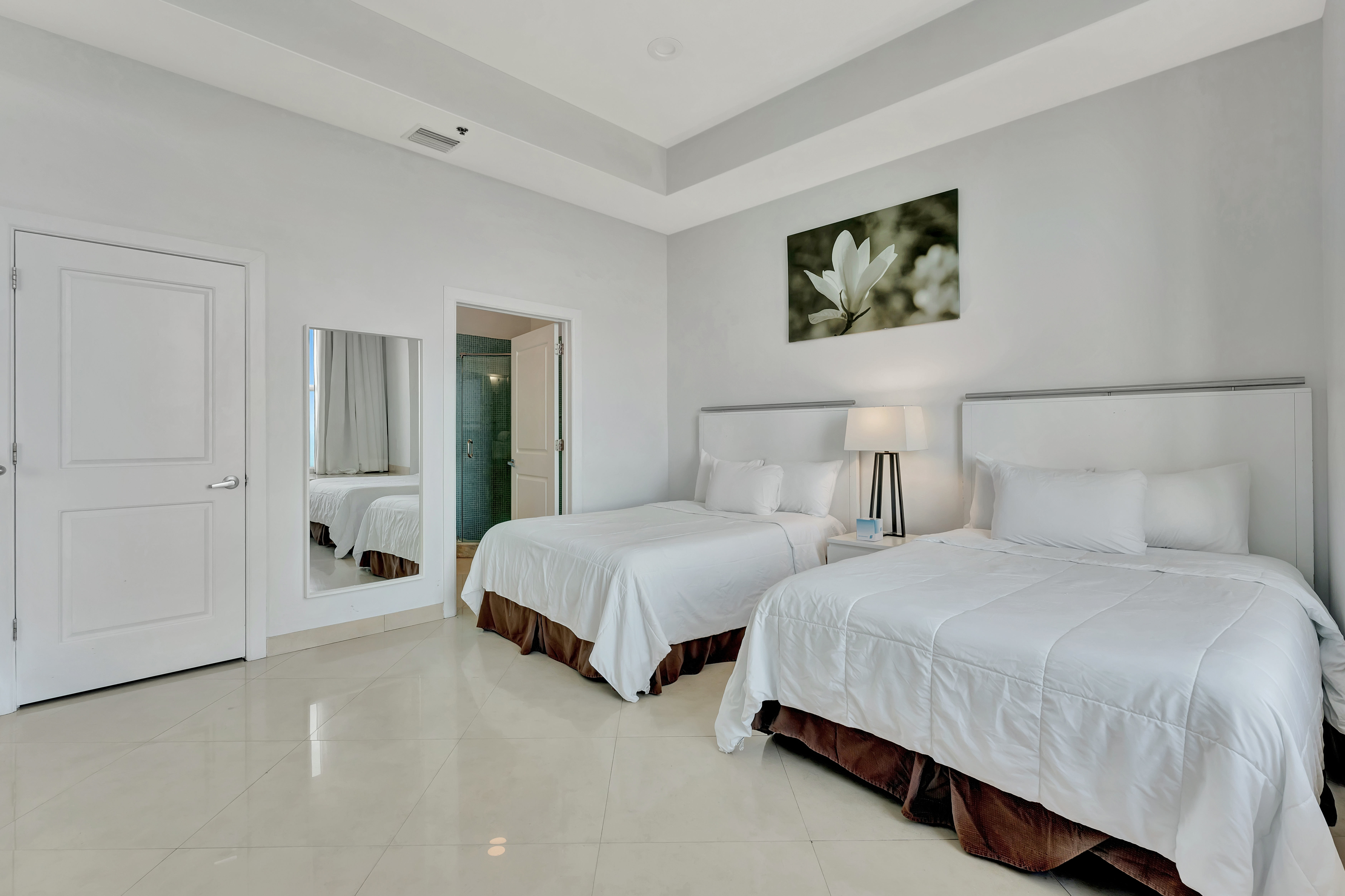 Twin Bedroom with Ensuite Bathroom in Ocean Manor Penthouse 1002