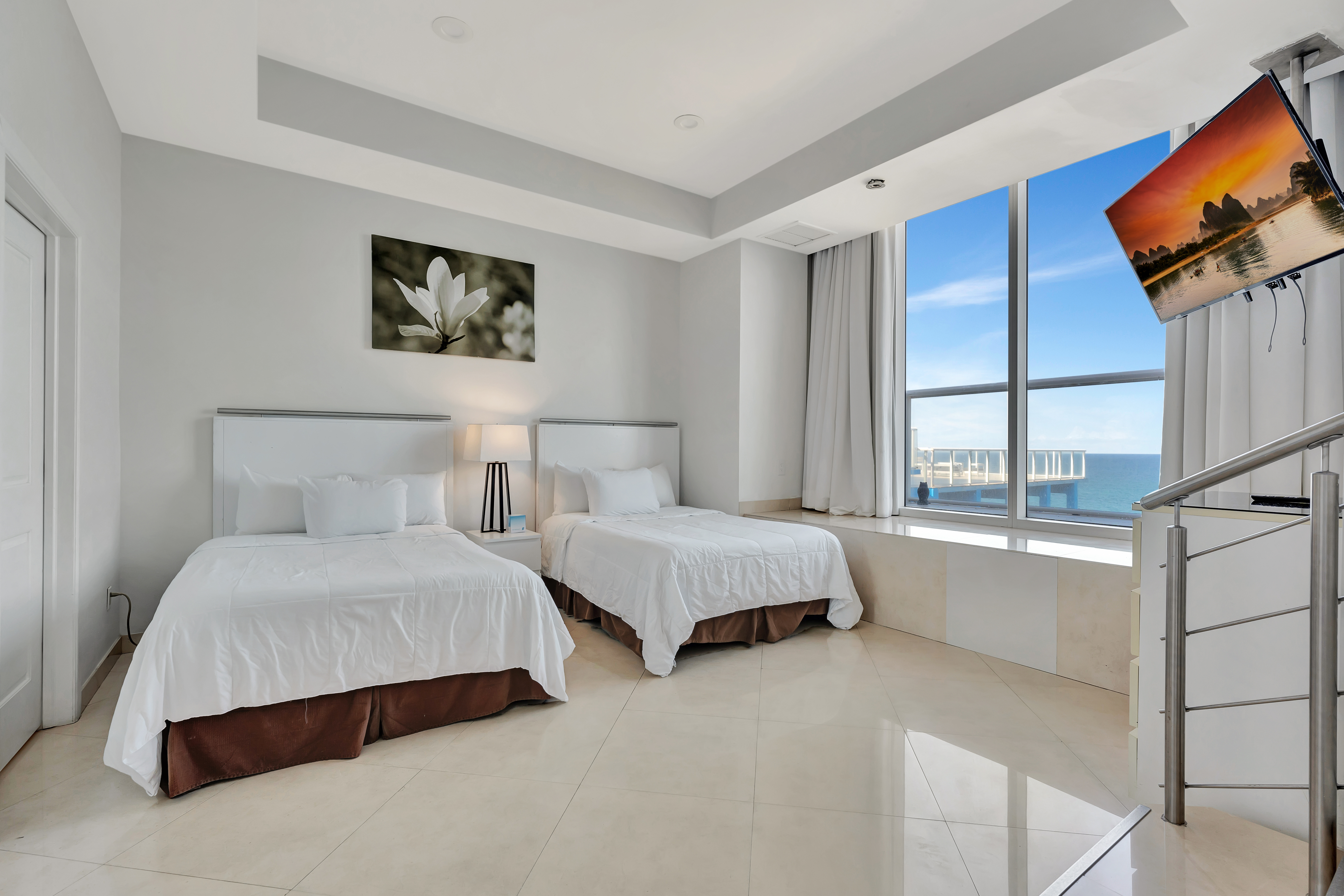 Twin Bedroom in Ocean Manor Penthouse 1002 with Ocean View and Flat Screen TV
