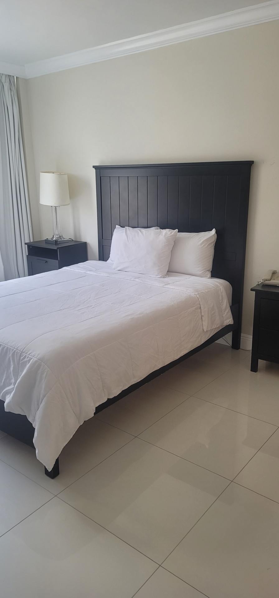 Ocean Manor guest room with a king bed and open floor area in Fort Lauderdale