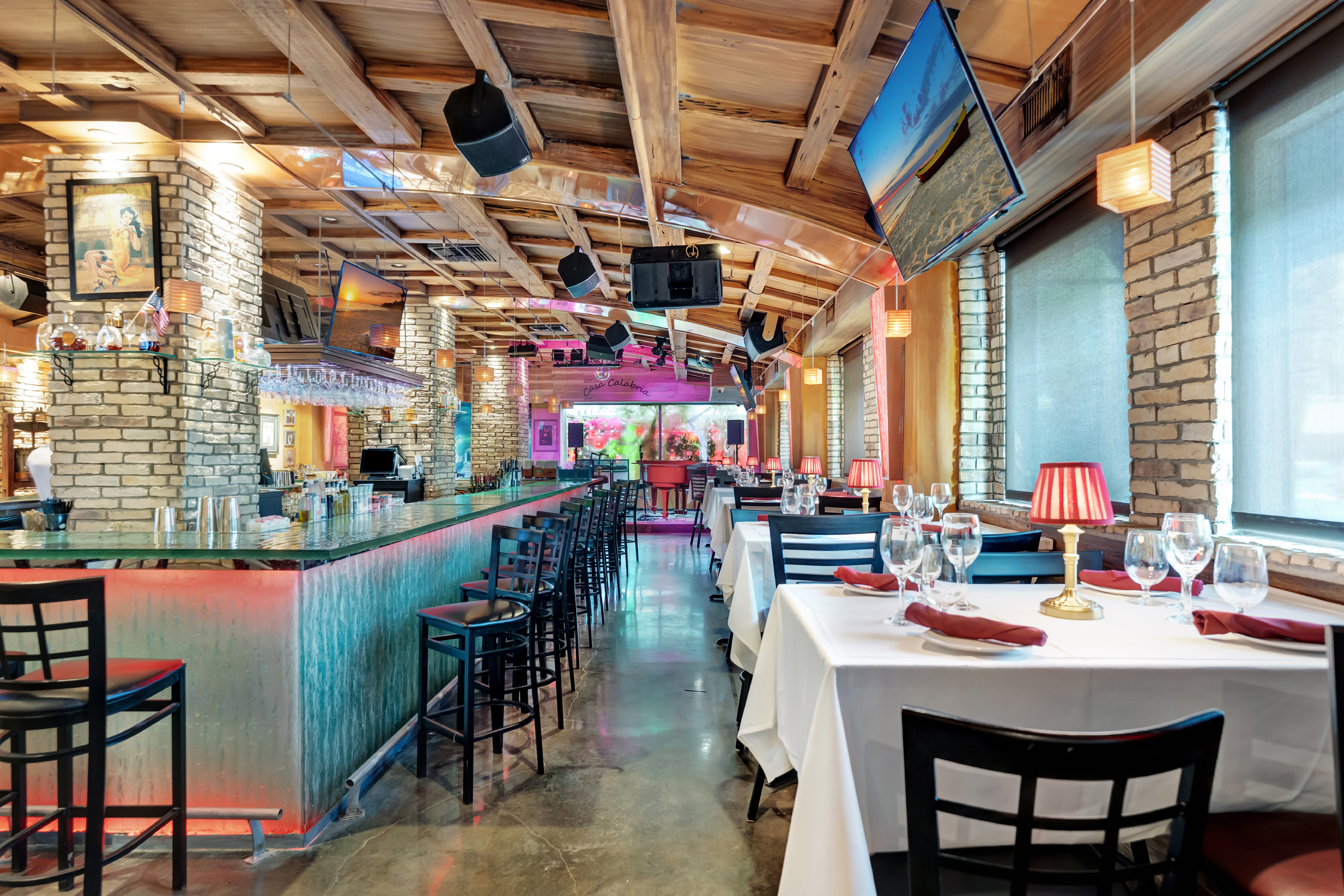 Complete view of Casa Calabria Italian restaurant dining room