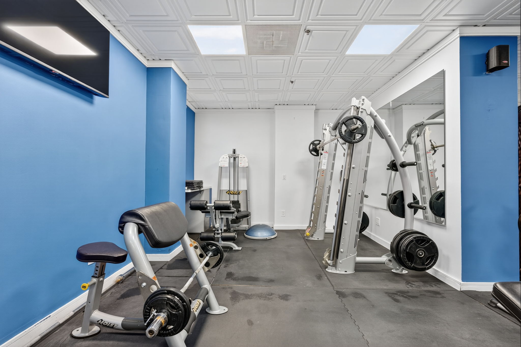 Preacher curl bench and Smith machine at Ocean Manor hotel gym